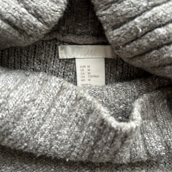 H&M grey sweater - Picture 2 of 2